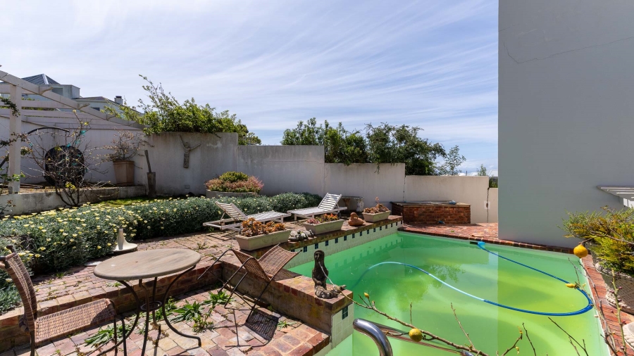 4 Bedroom Property for Sale in Whale Rock Western Cape